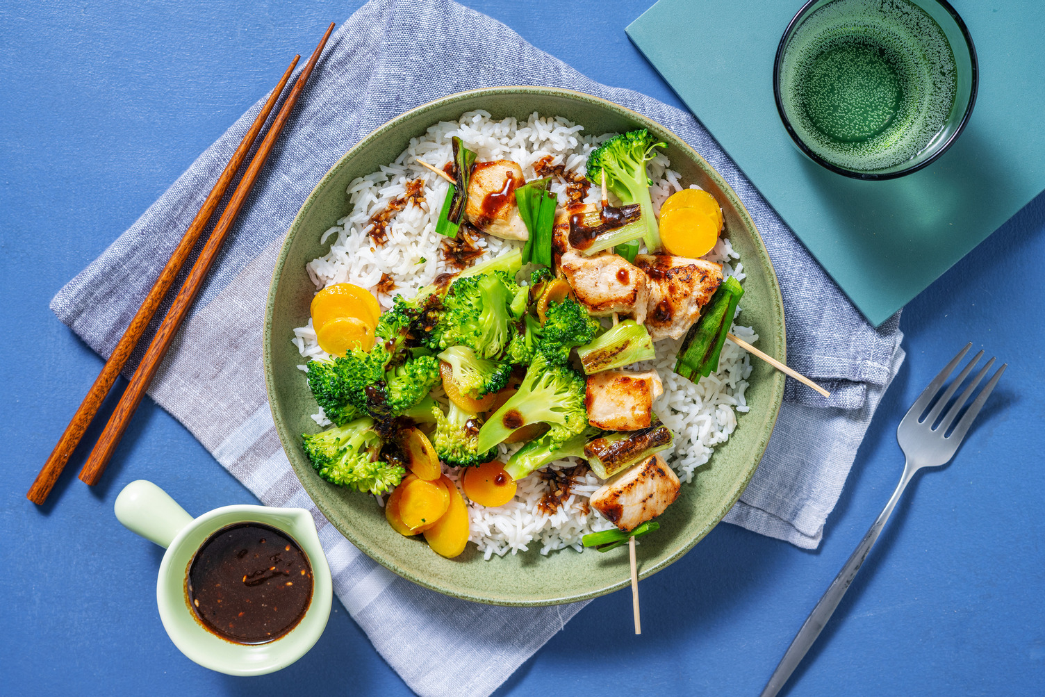 Kip yakitori met zoete Aziatische saus en gomasio