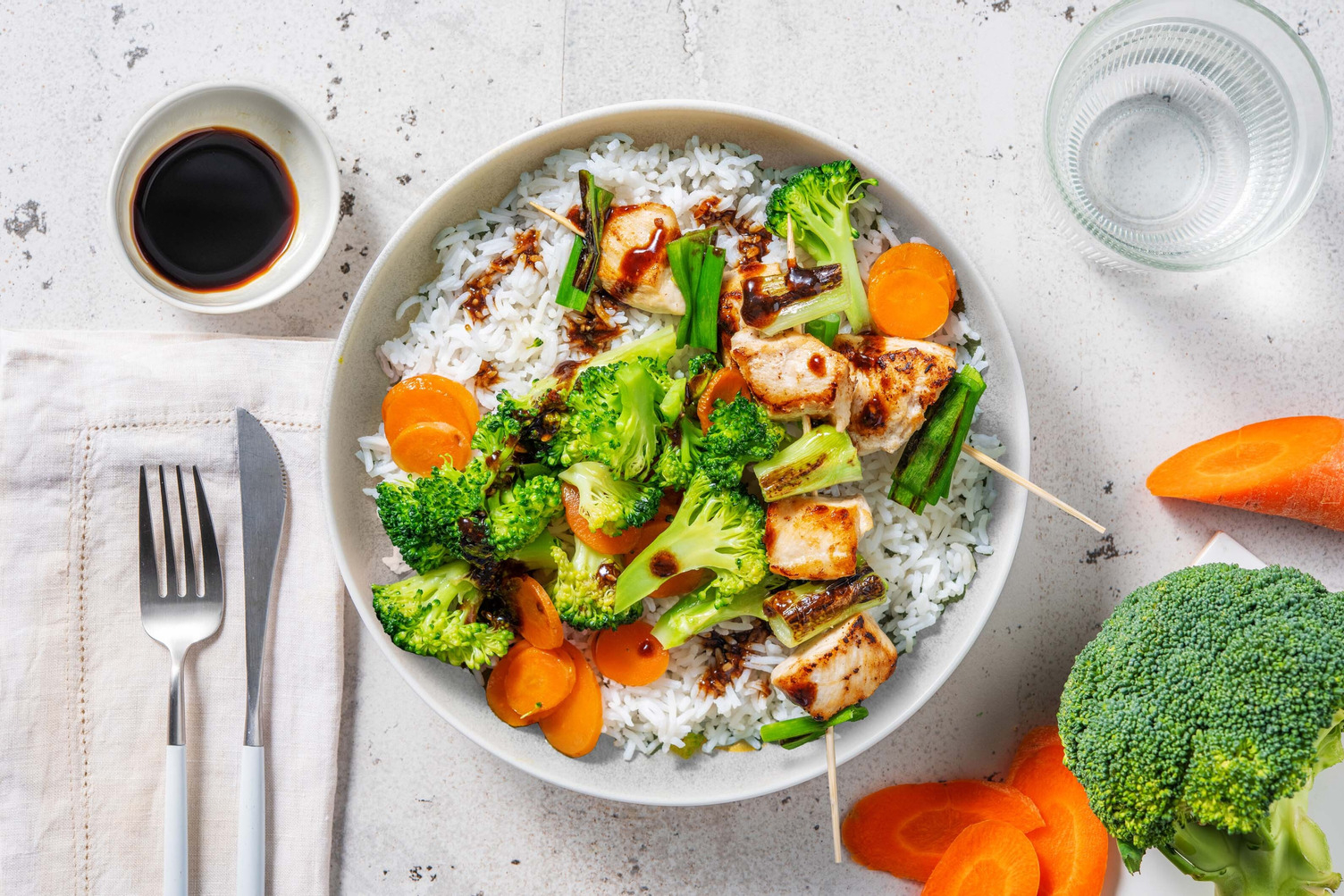 Kip yakitori met zoete Aziatische saus en sesamzaad