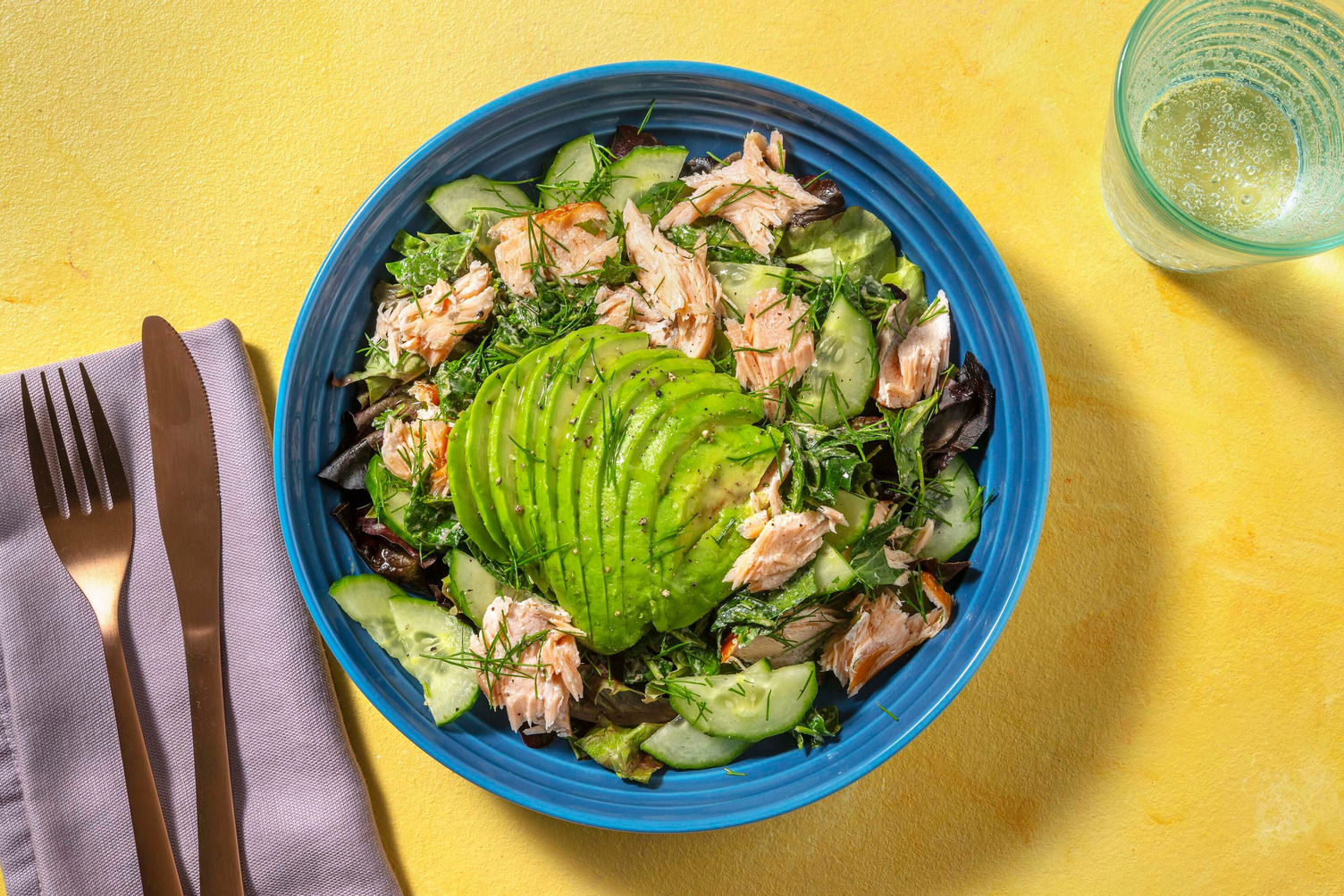 Salade kale, saumon fumé à chaud & avocat