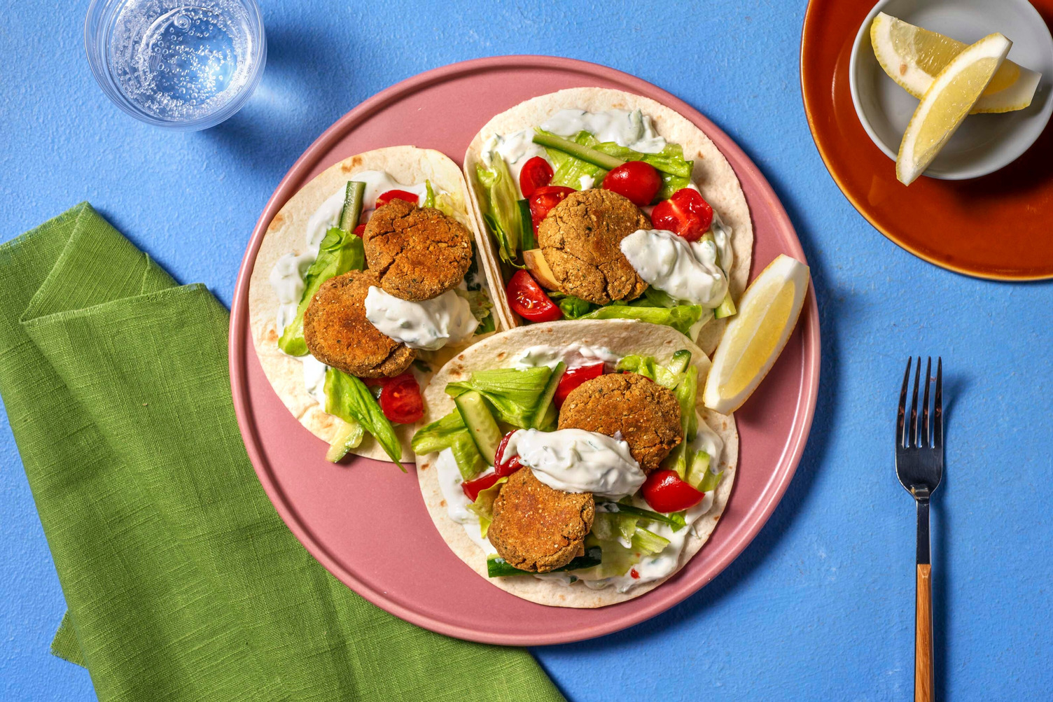 Tortillas con falafel e yogurt greco al cetriolo