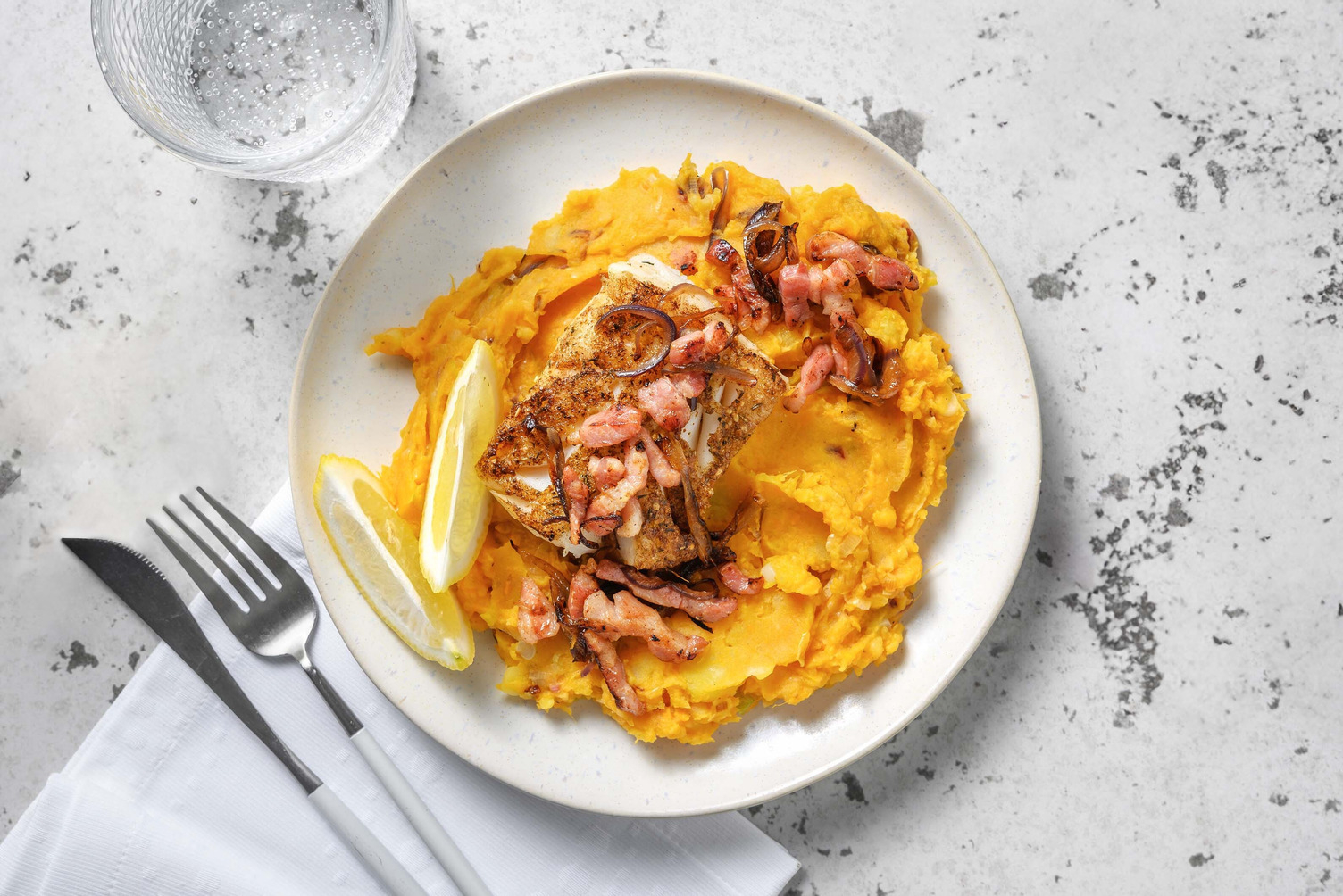 Koolvis met zoete-aardappelpuree en spekjes