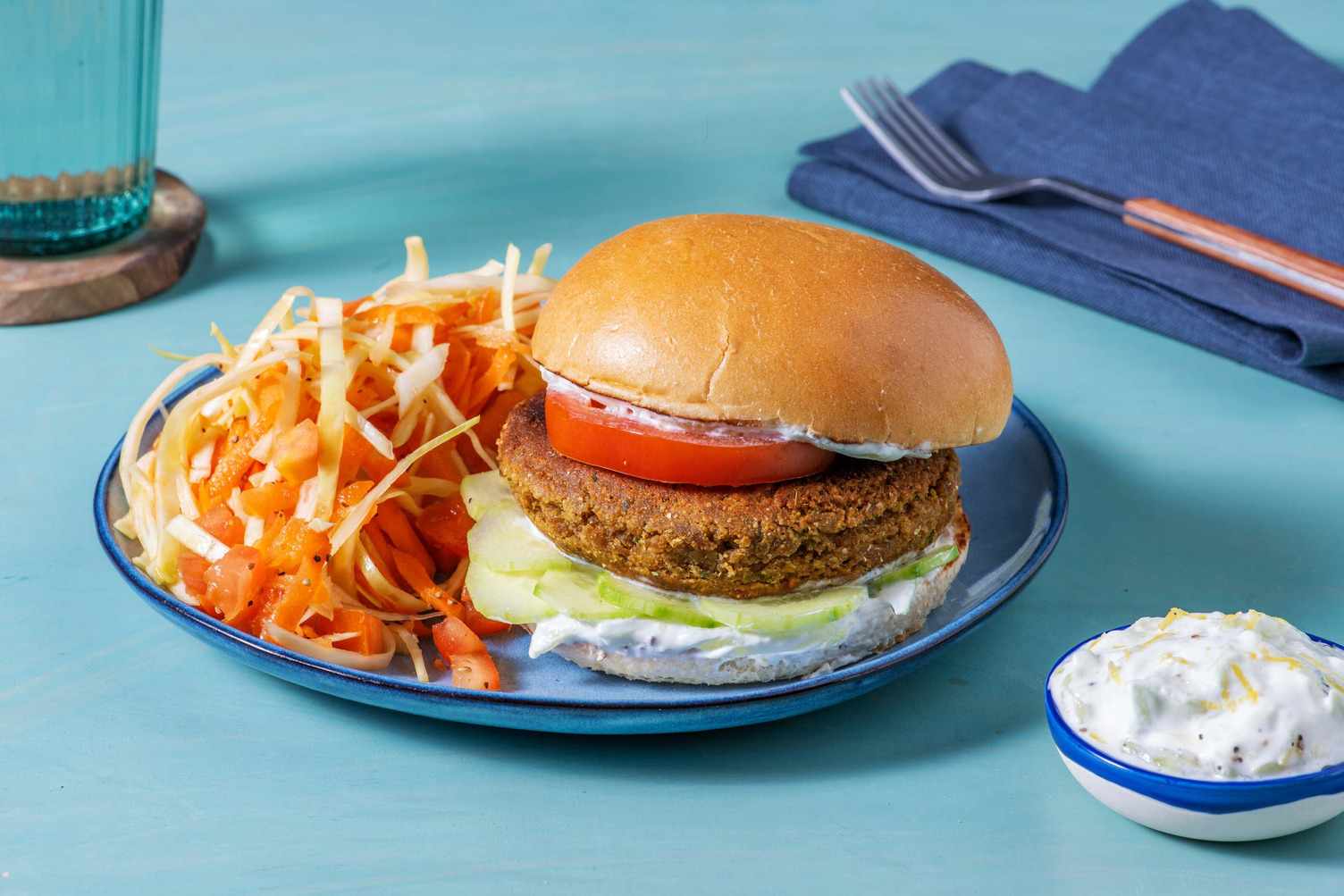 Falafel burger con salsa tzatziki