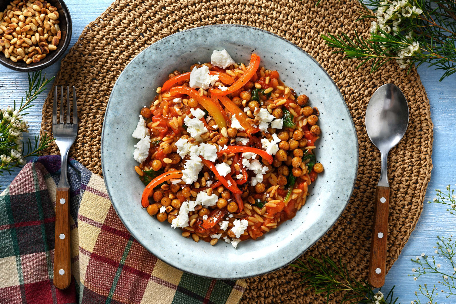 Orzo met geroosterde paprika en spinazie
