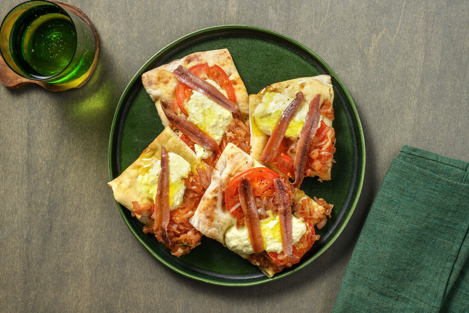 Pinsa pissaladière alle alici e ricotta