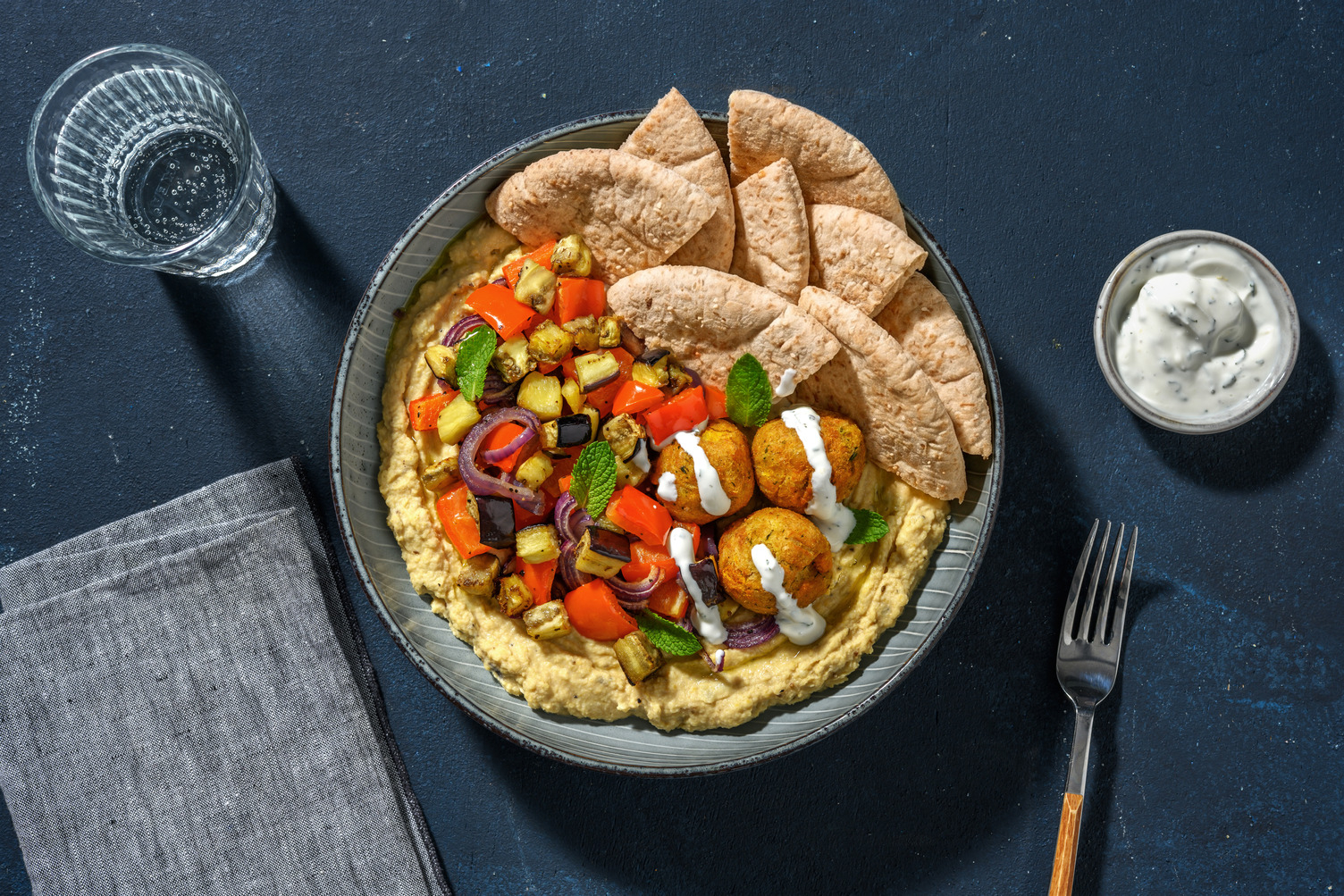 Falafelbowl met zelfgemaakte hummus