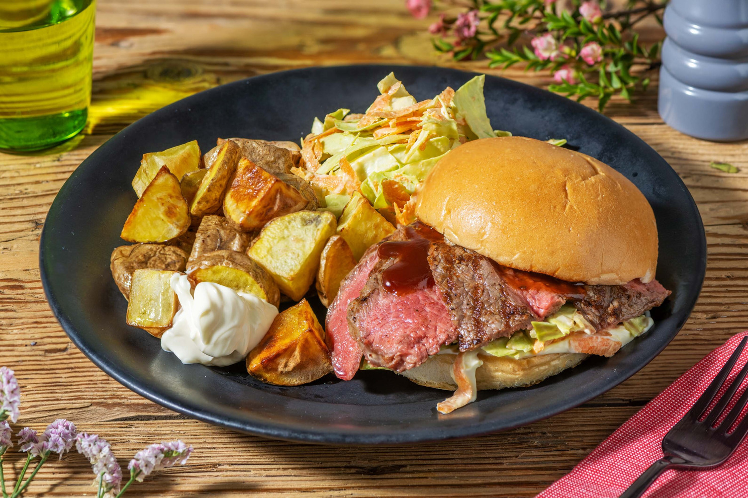 Amerikansk ryggbiffburgare och BBQ-sås