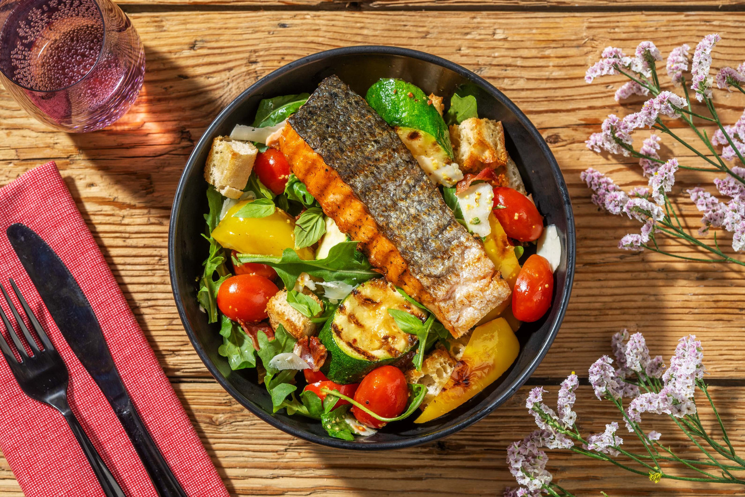 Stekt lax och honung- och senapsdressing