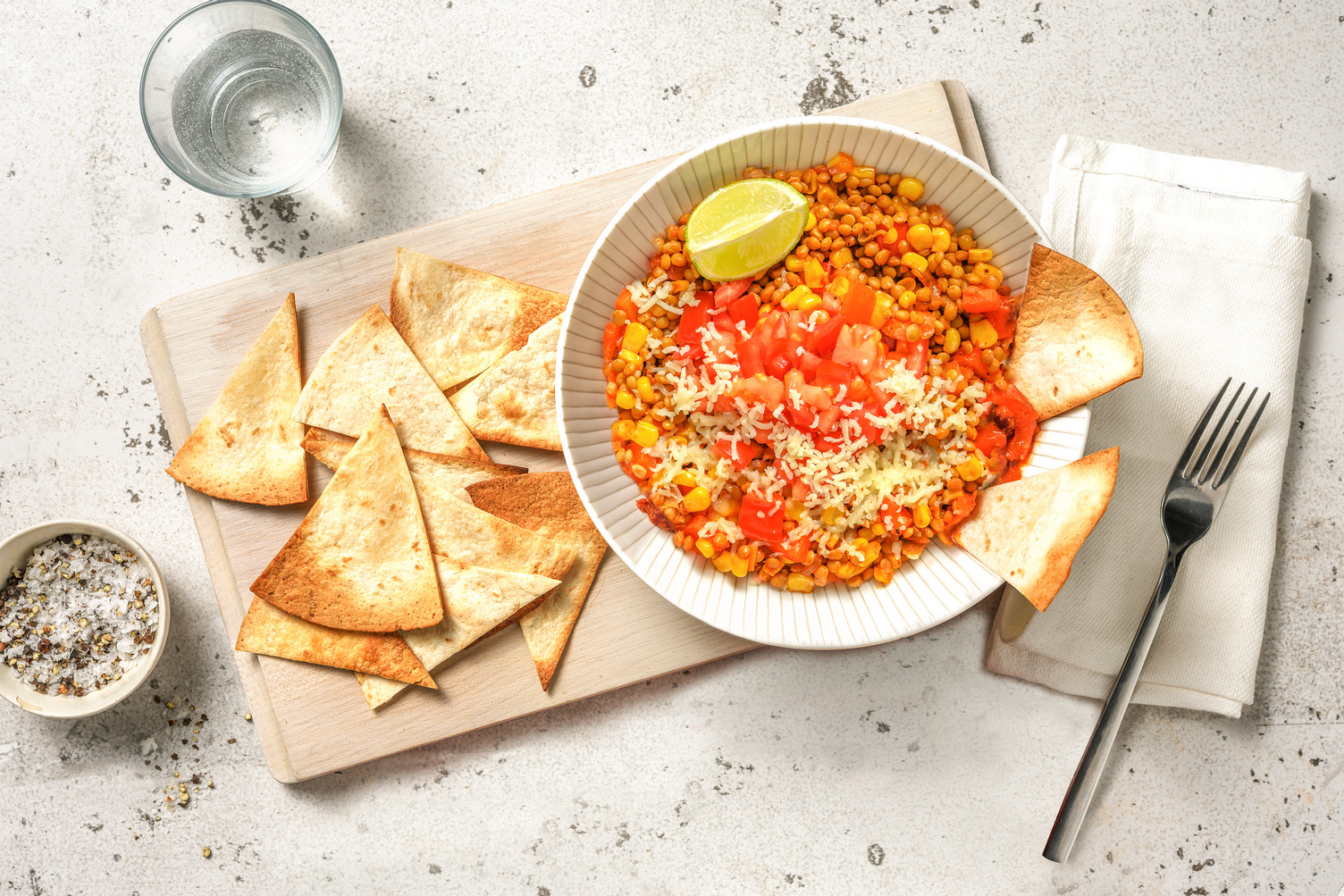 Mexicaans gekruide linzenstoof met zelfgemaakte tortillachips