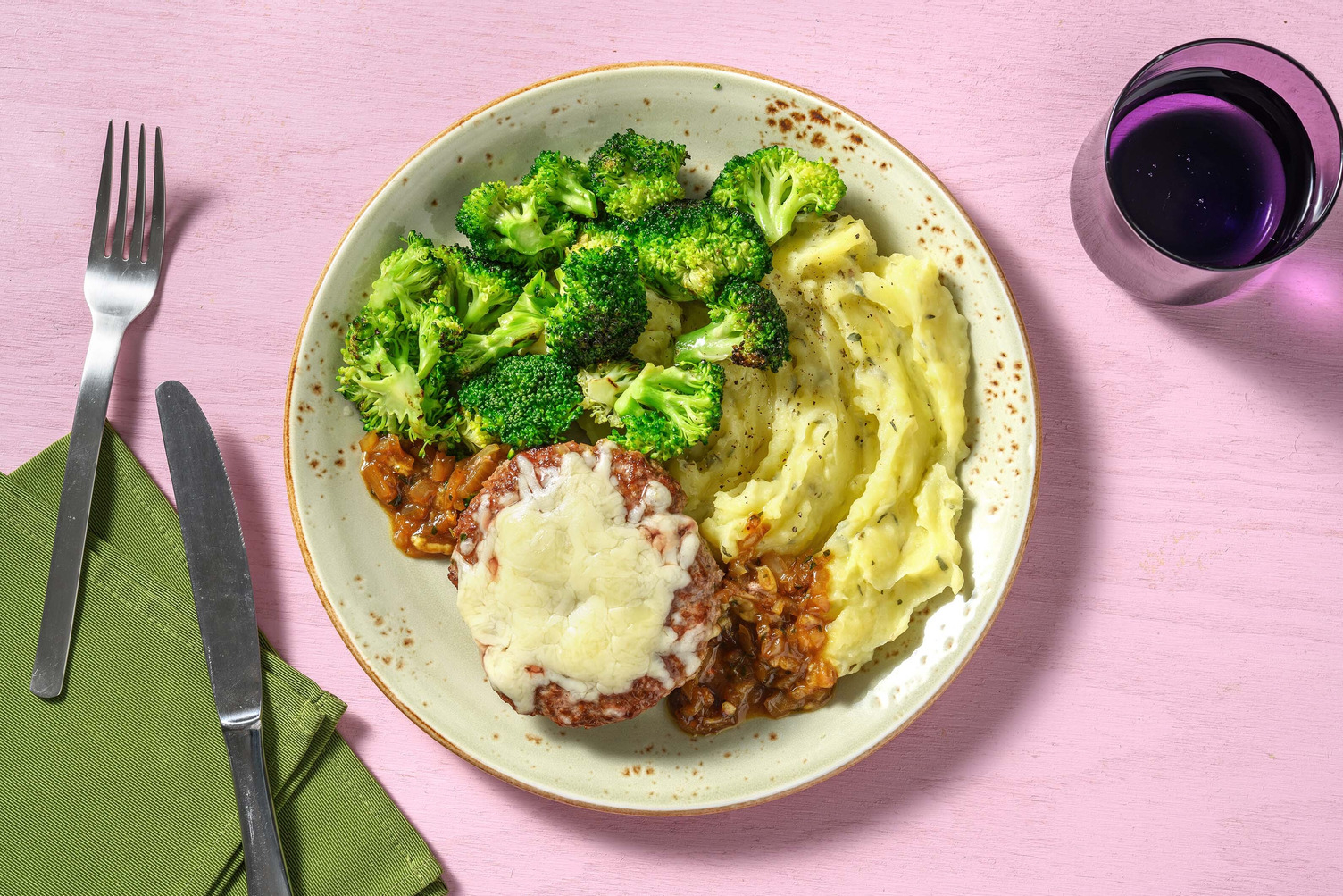 Steak haché au cheddar & sauce à l'oignon