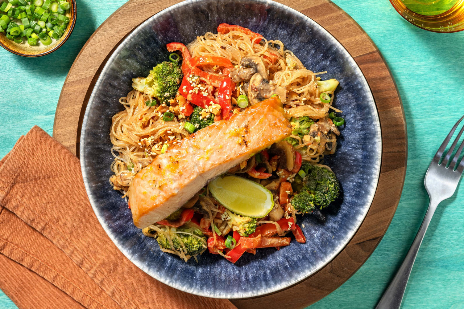 Glasnudeln in Miso-Erdnuss-Soße mit extra Lachsfilet