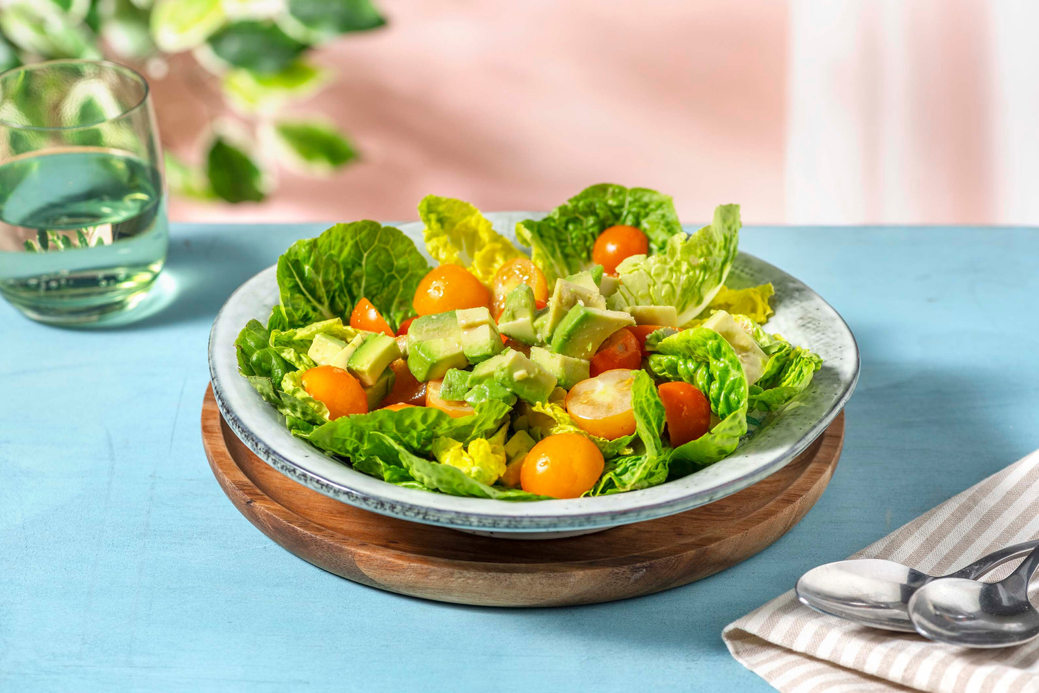 Crunchy Lettuce, Tomato and Avocado Salad 
