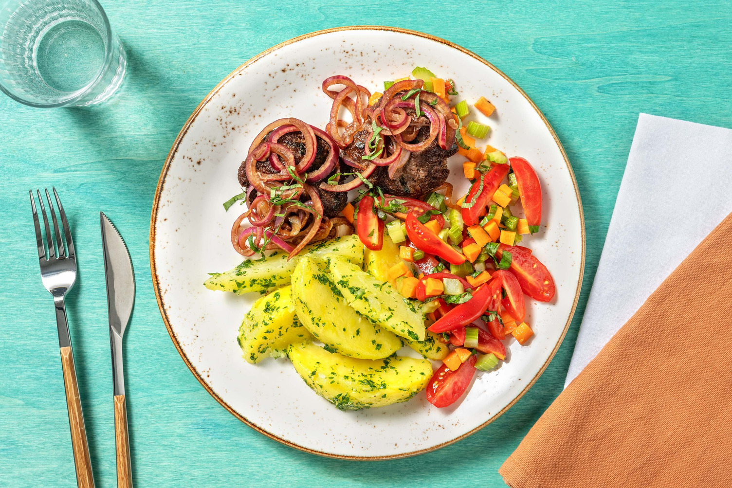 Mini burger di carne e patate in salsa verde
