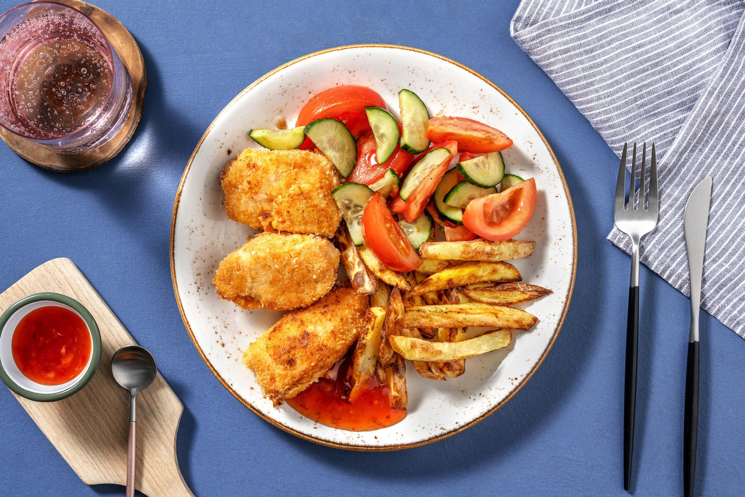 Zelfgemaakte kipnuggets met ovenfrietjes