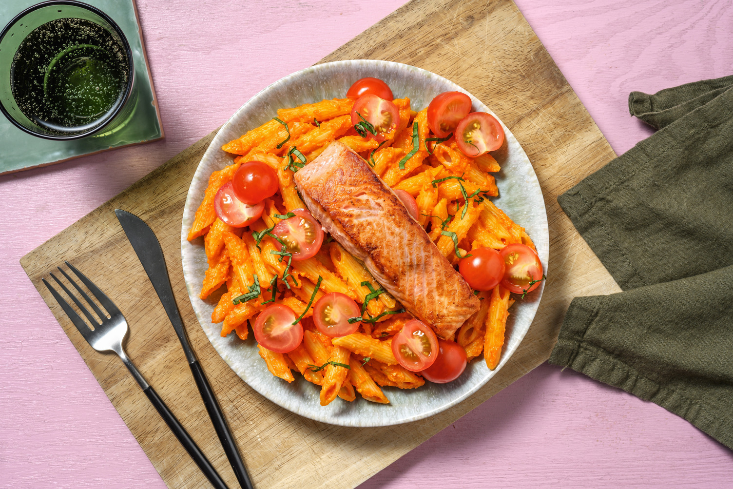 Pasta in Cashew-Tomaten-Soße mit Lachsfilet