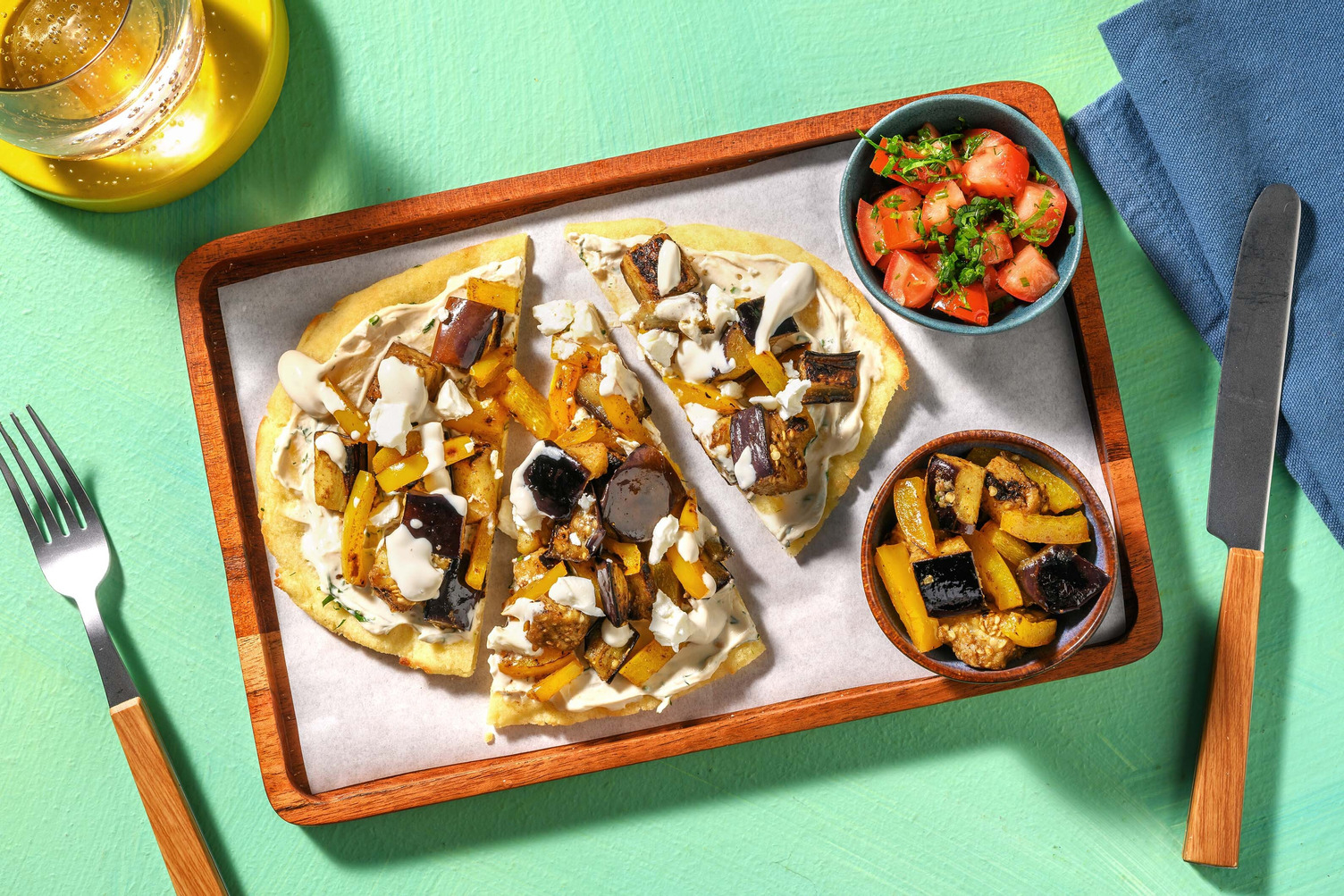 Naanpizza met Midden-Oosterse groenten en tahinsaus