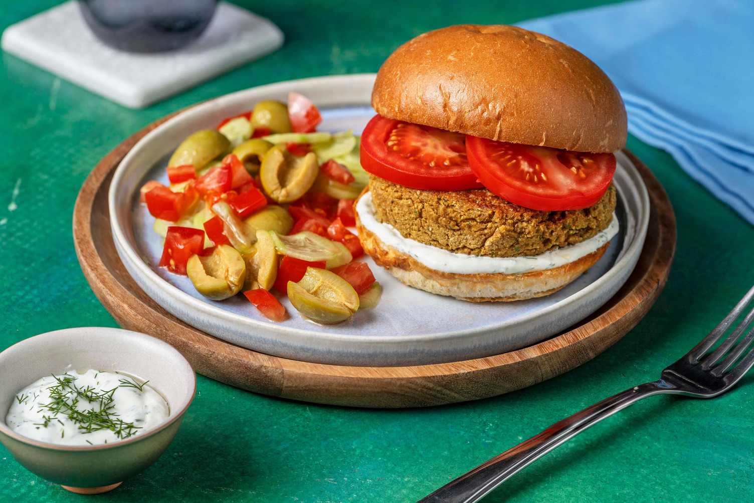 Falafel burger con salsa allo yogurt