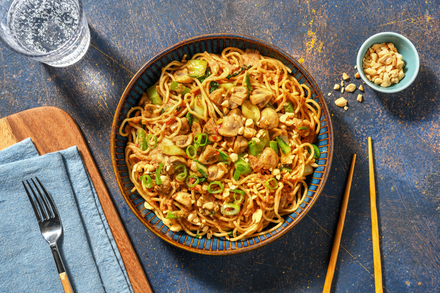 Wok de nouilles sautées sauce cacahuètes