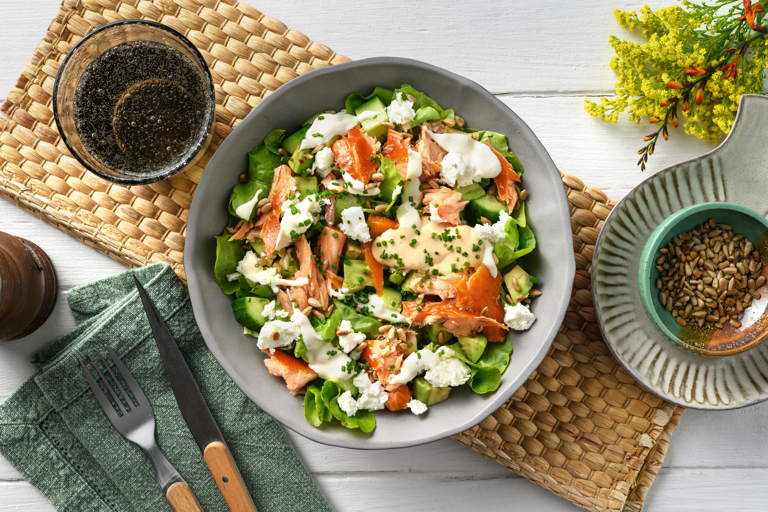Salade met warmgerookte zalm en feta