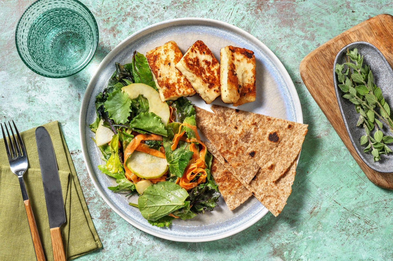 Insalata di formaggio grigliato, pere e carote 