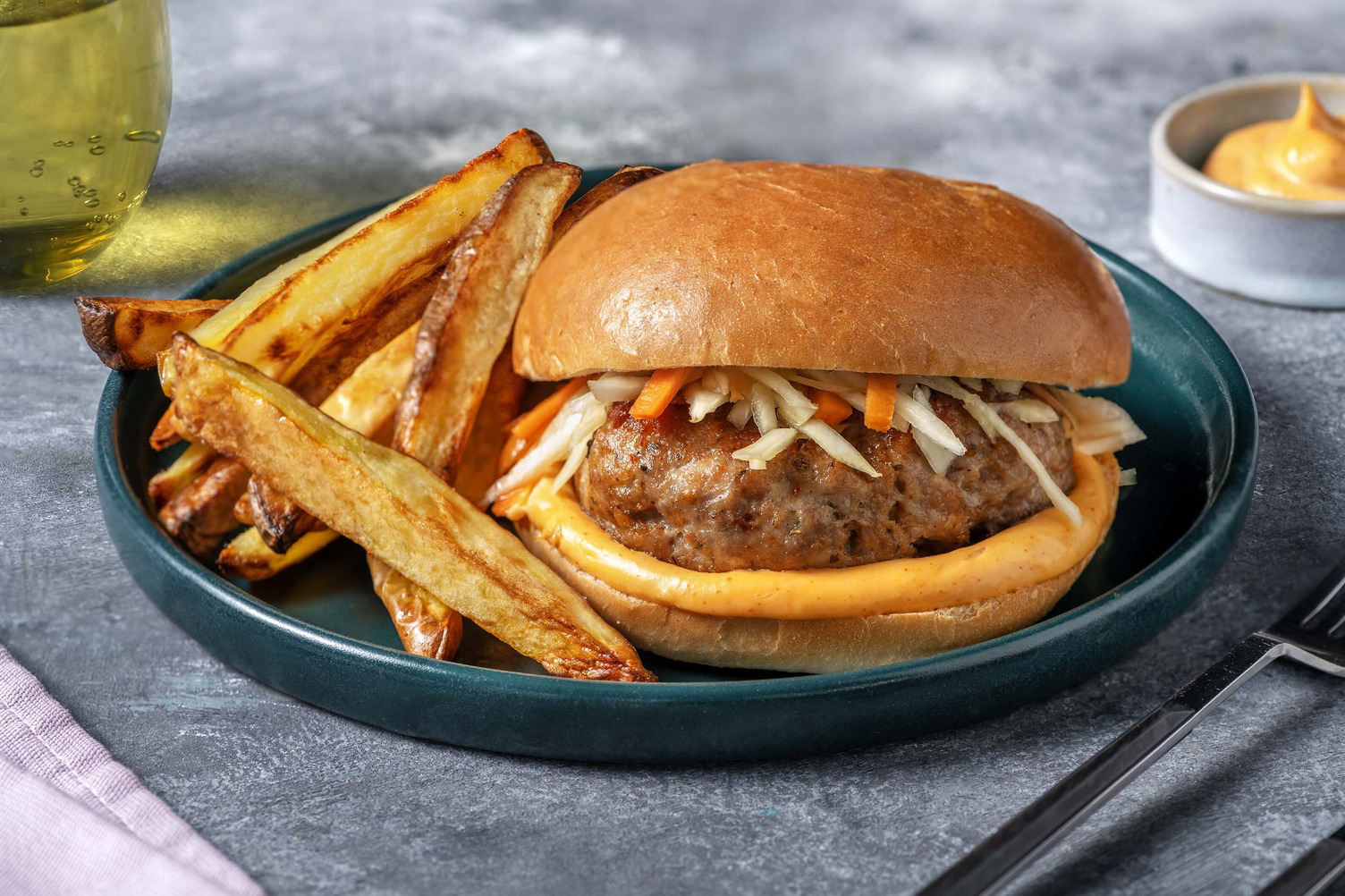 Hamburger di carne e salsa asiatica piccante