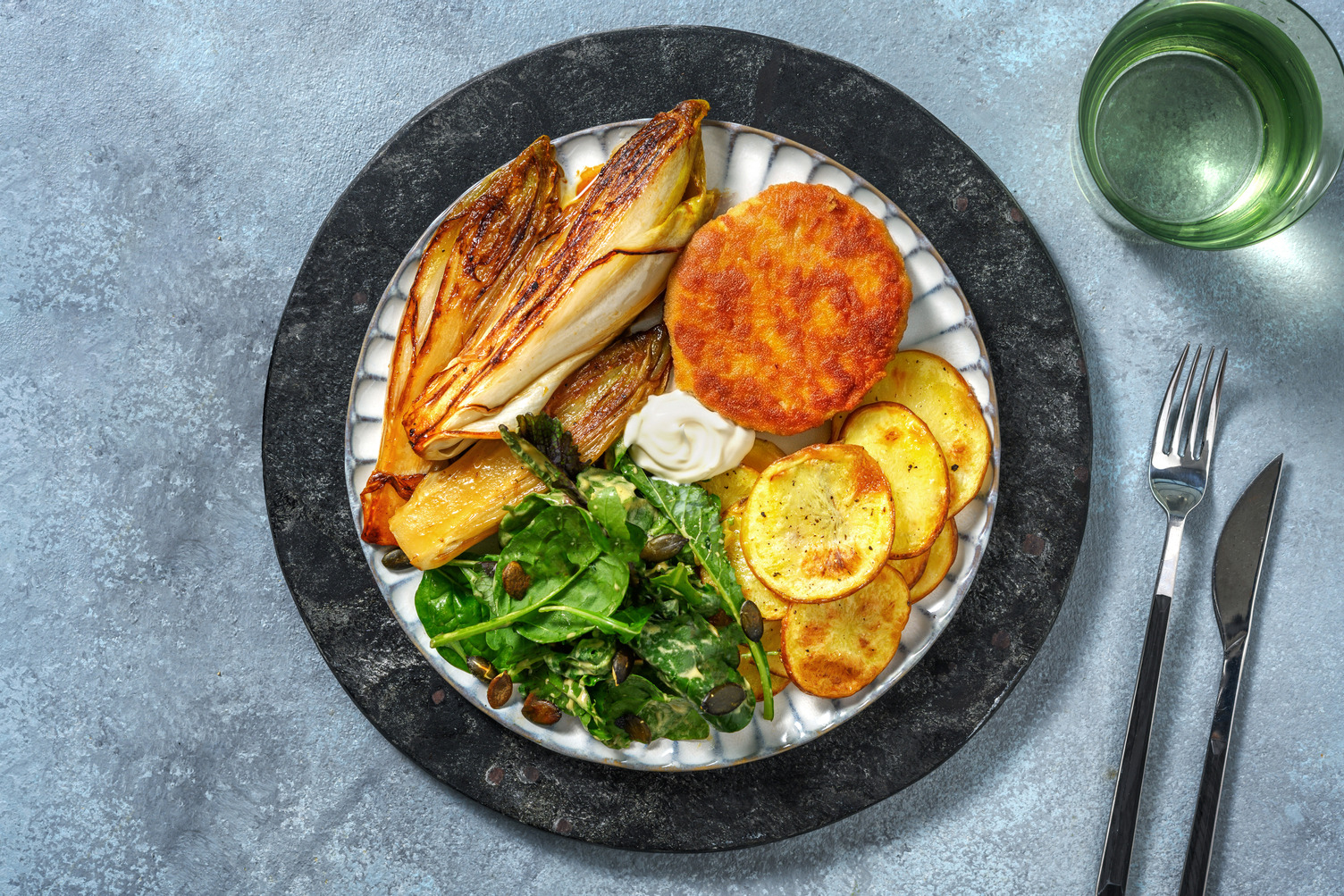 Plantaardige kipburger met gekaramelliseerde witlof