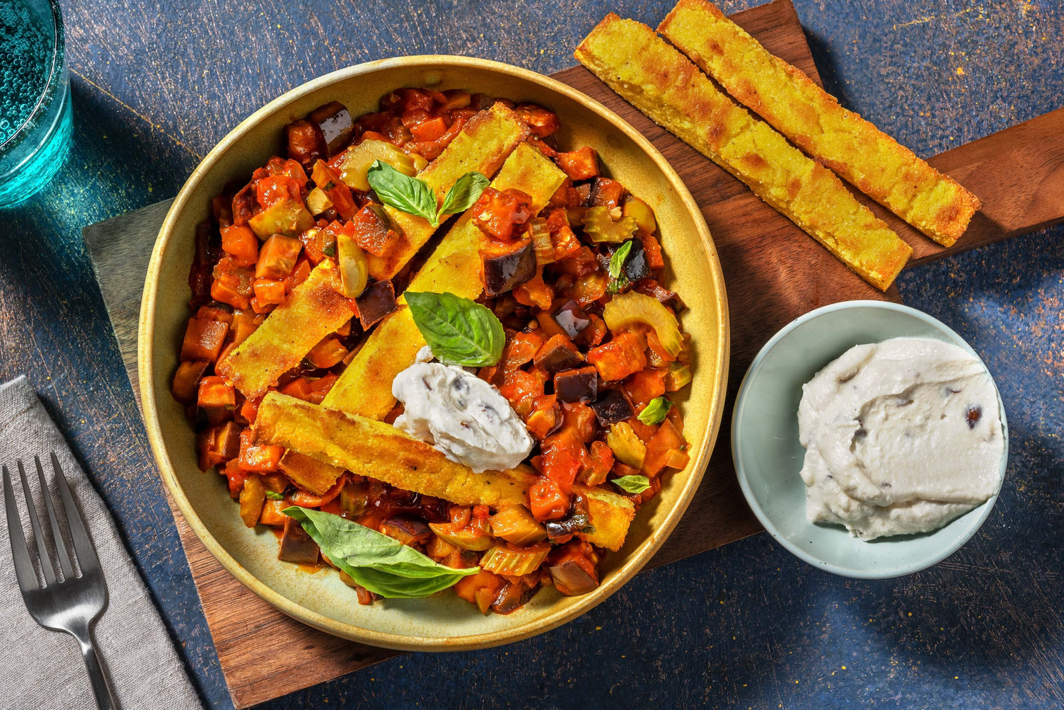Caponata light di melanzane con chips di polenta