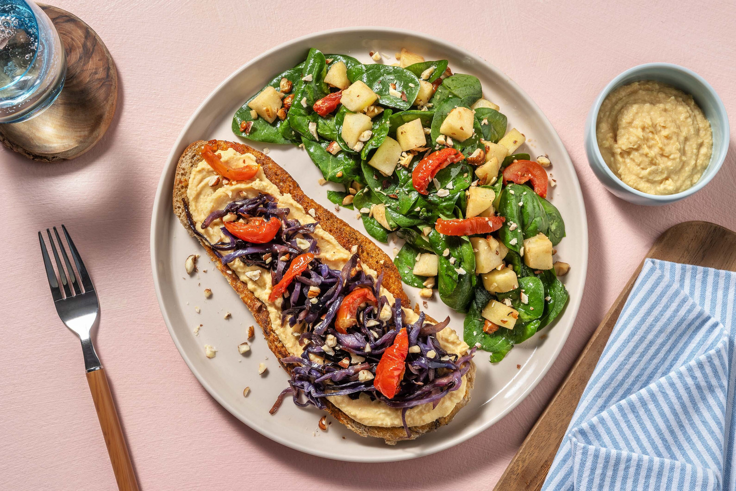 Pane bruscato con crema di ceci e cavolo rosso