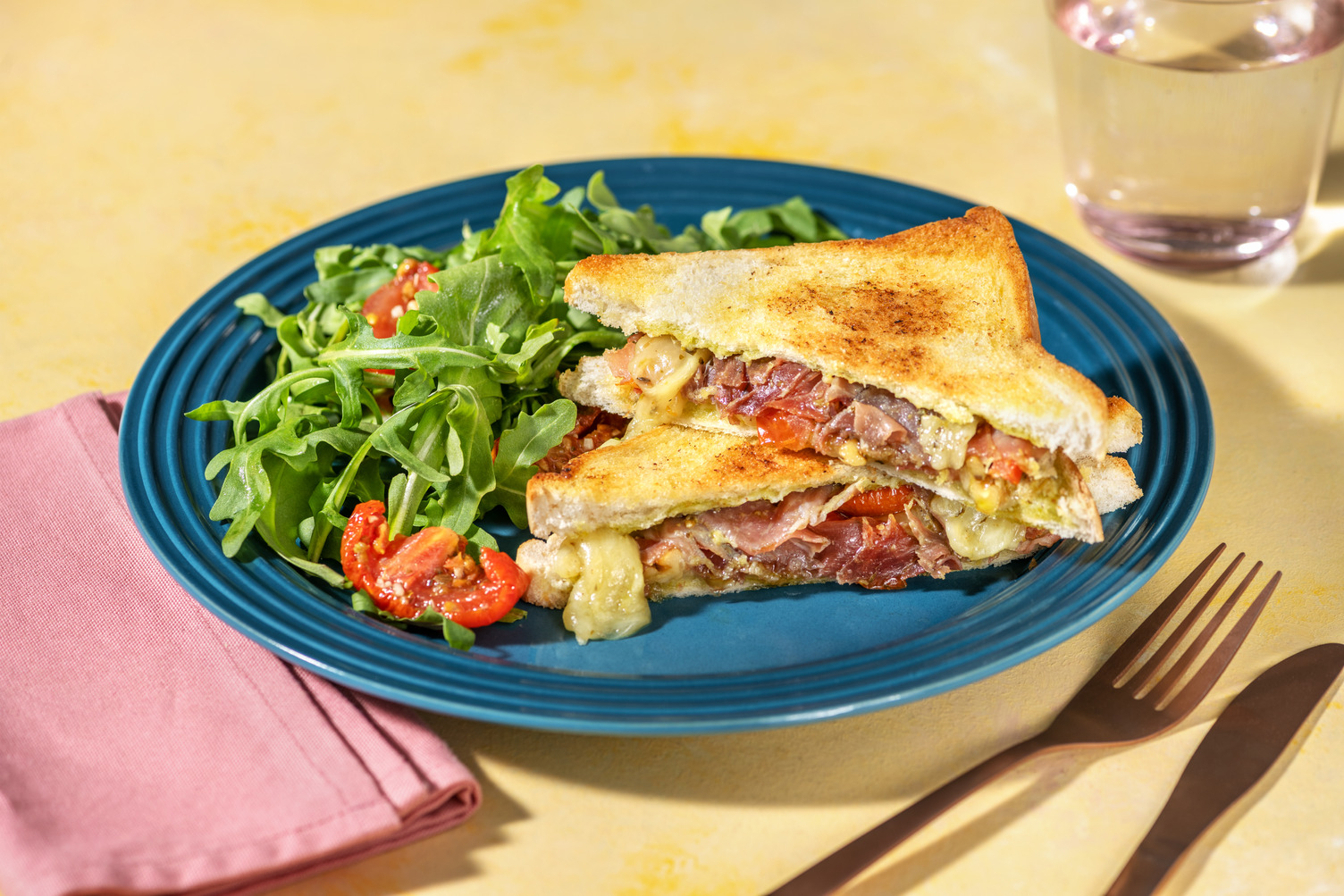 Croque au jambon cru, pesto & emmental