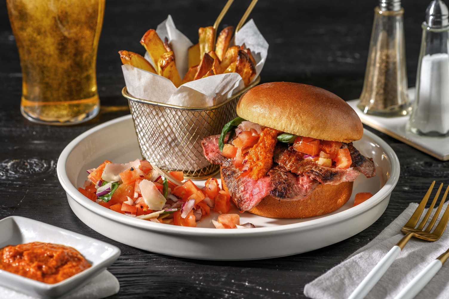 Middelhavs-steakburger og calabresepesto 