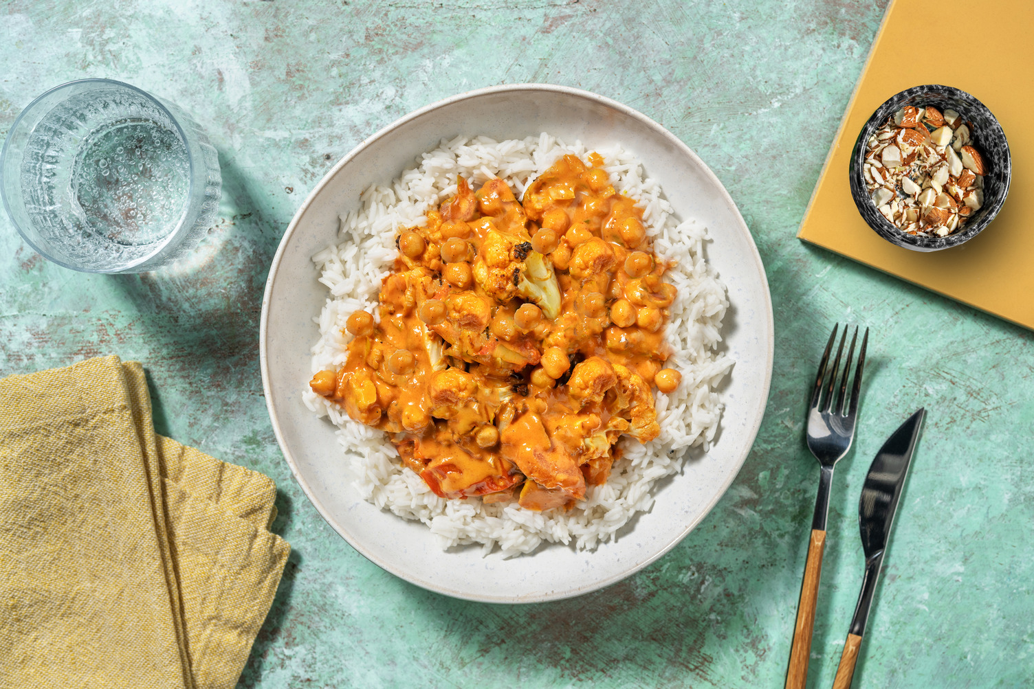Vegetarische curry met geroosterde bloemkoolroosjes
