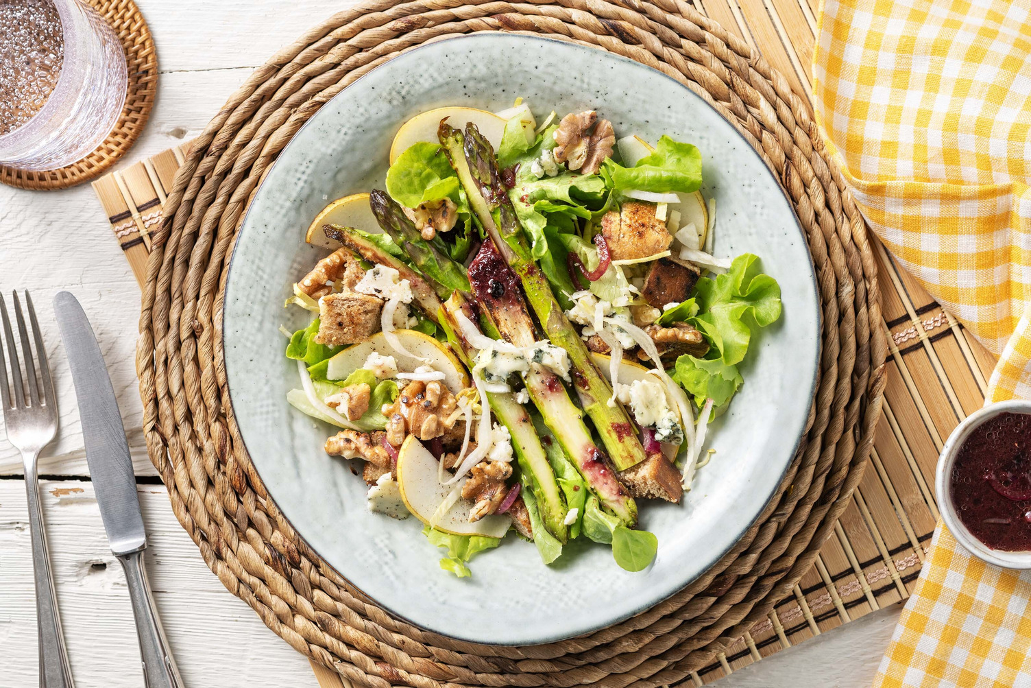 Salade met groene asperges en blauwe kaas 