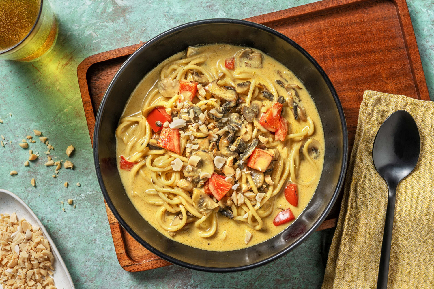 Romige laksa stijl kokossoep met pinda's