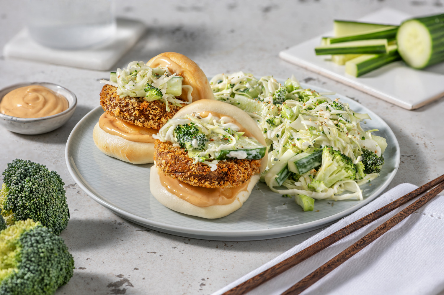 Bao buns met krokante vegetarische schnitzel en kimchimayonaise