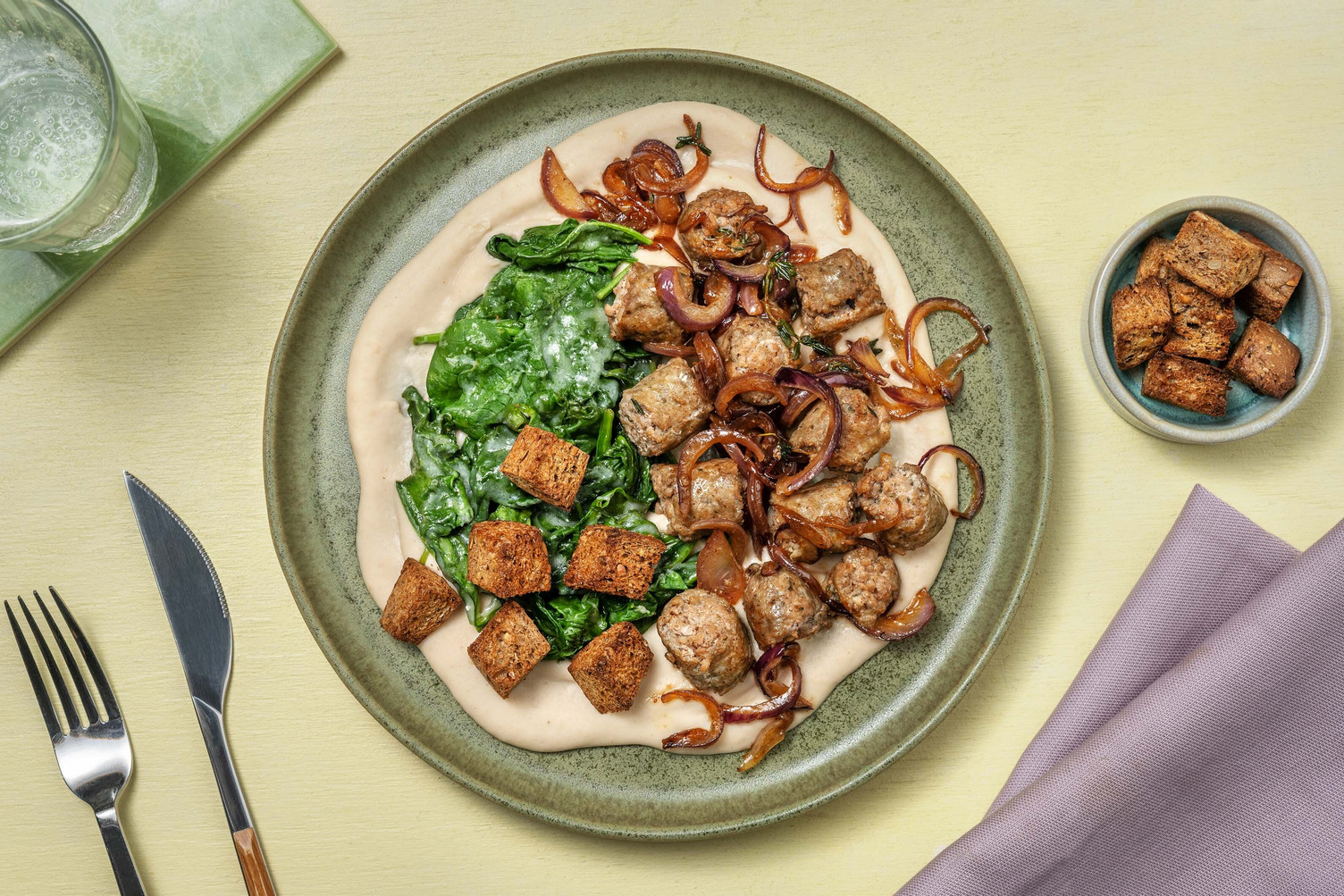 Salsiccia di maiale con spinaci filanti