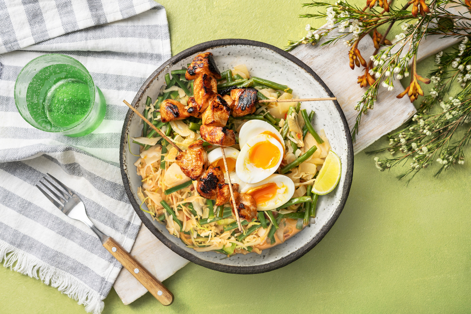 Kipspiesen met gesmoorde boontjes