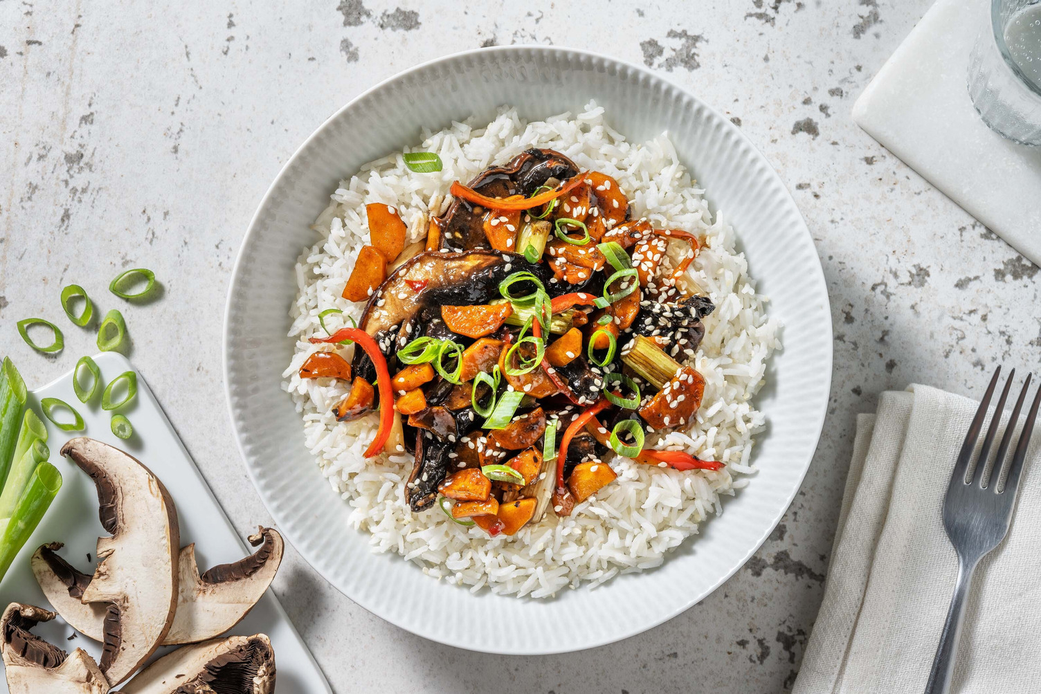 Wok de légumes en sauce & graines de sésame