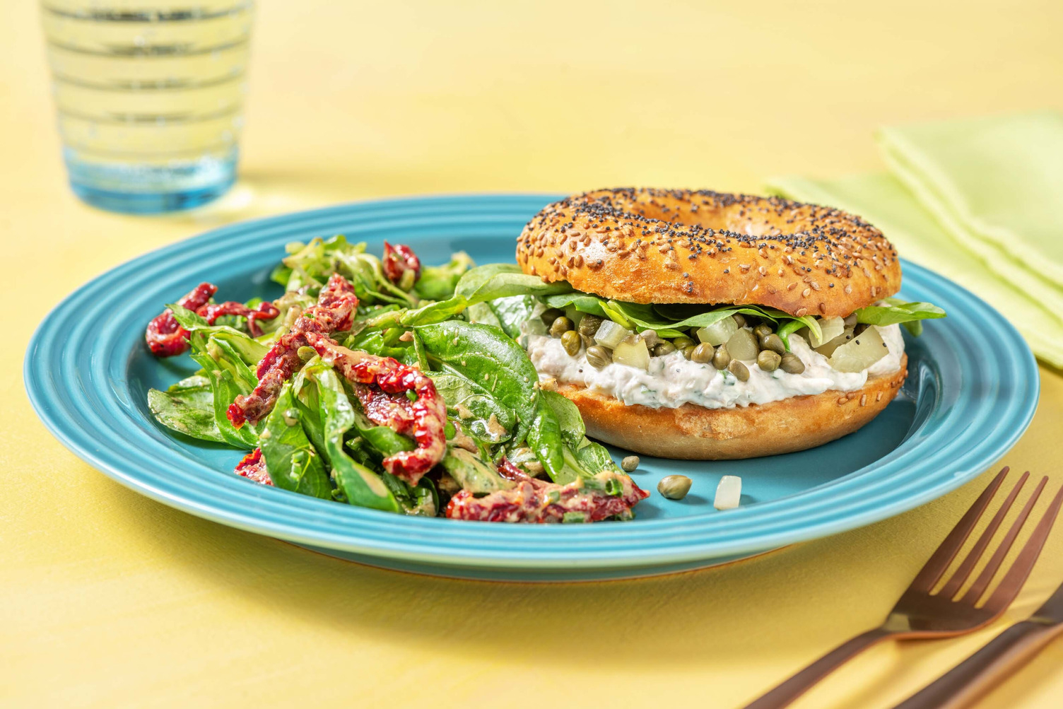 Bagel au thon, fromage frais & salade