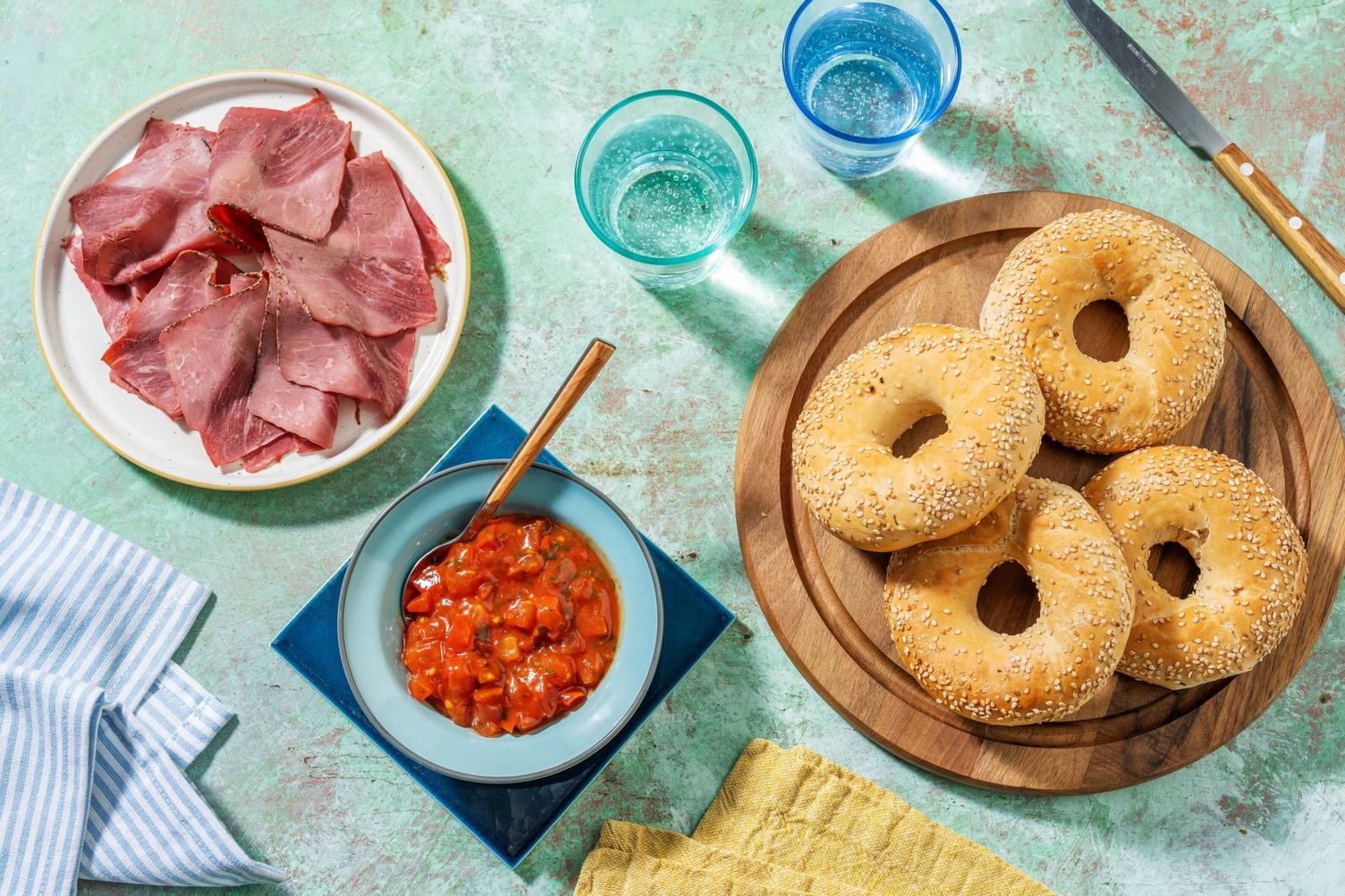 Suppe-Duo mit Ringbrot und Topping