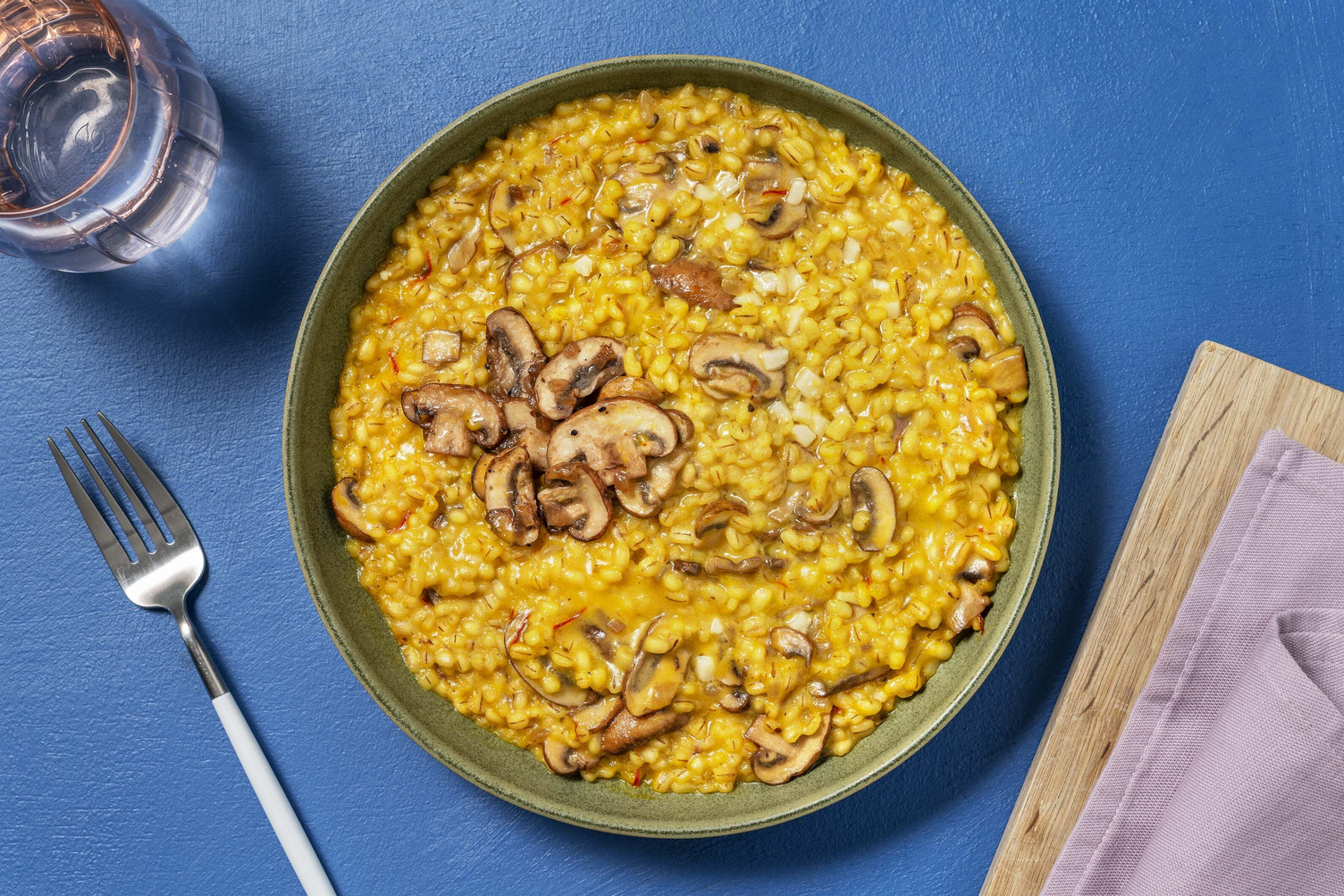 Orzotto fondente alla zucca, salsiccia e funghi champignon