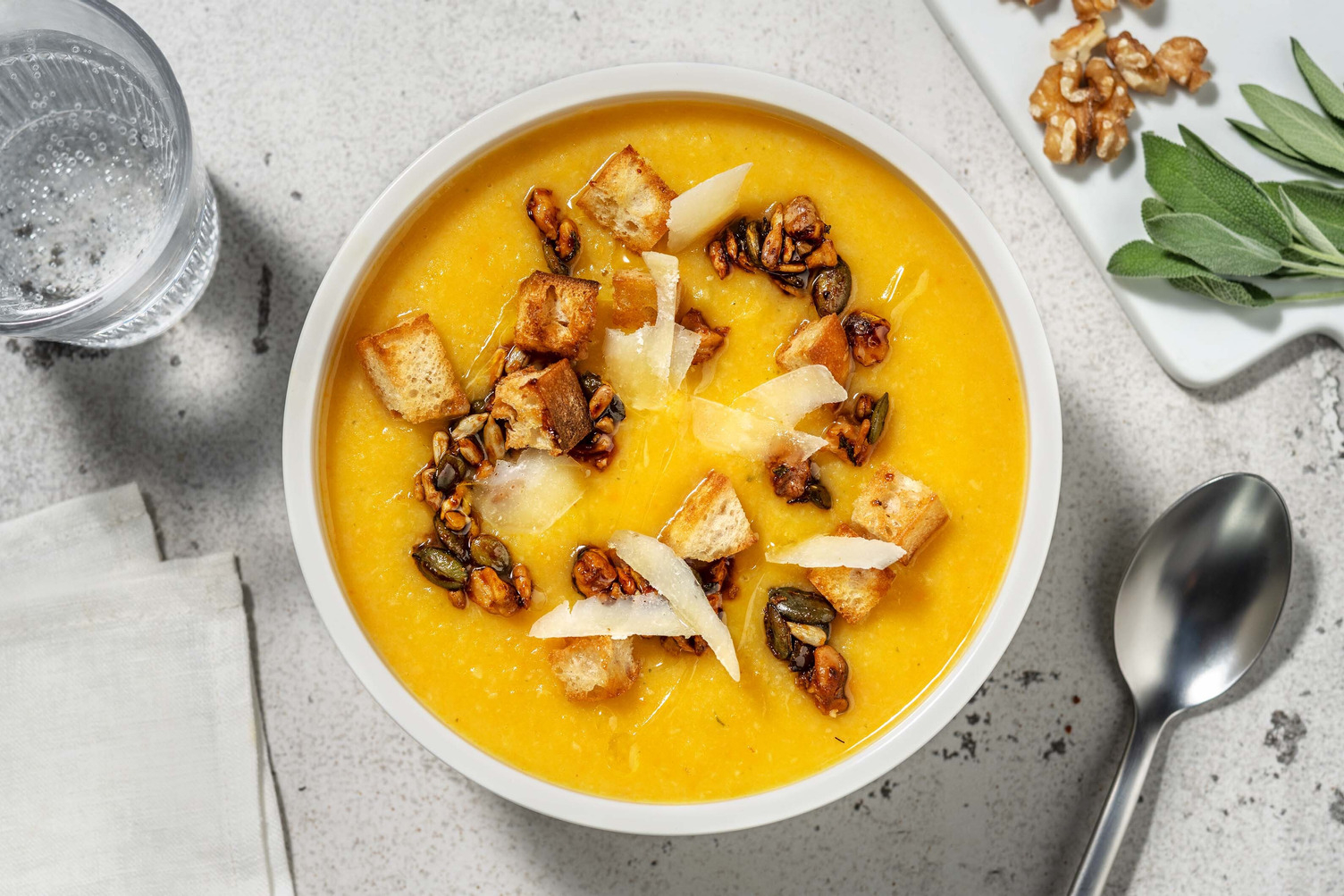 Knollensellerie-Karotte-Suppe mit extra Lachsfilet
