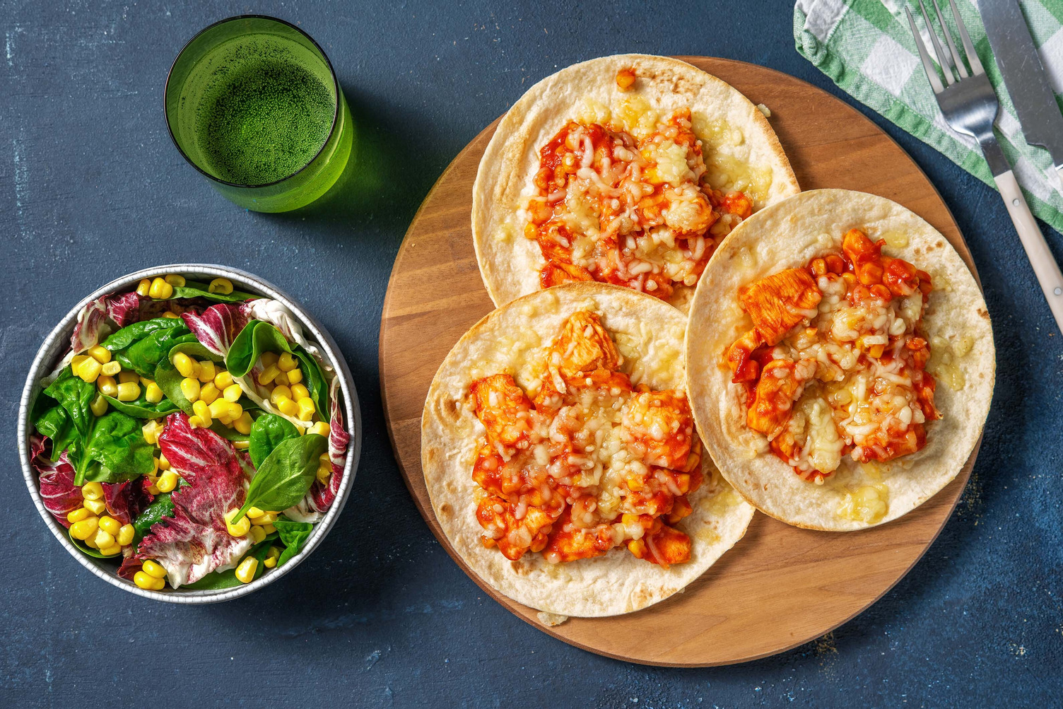 Tostadas de poulet gratinées au cheddar