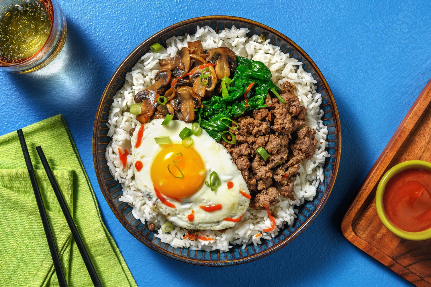 Bibimbap con carne, funghi e spinaci