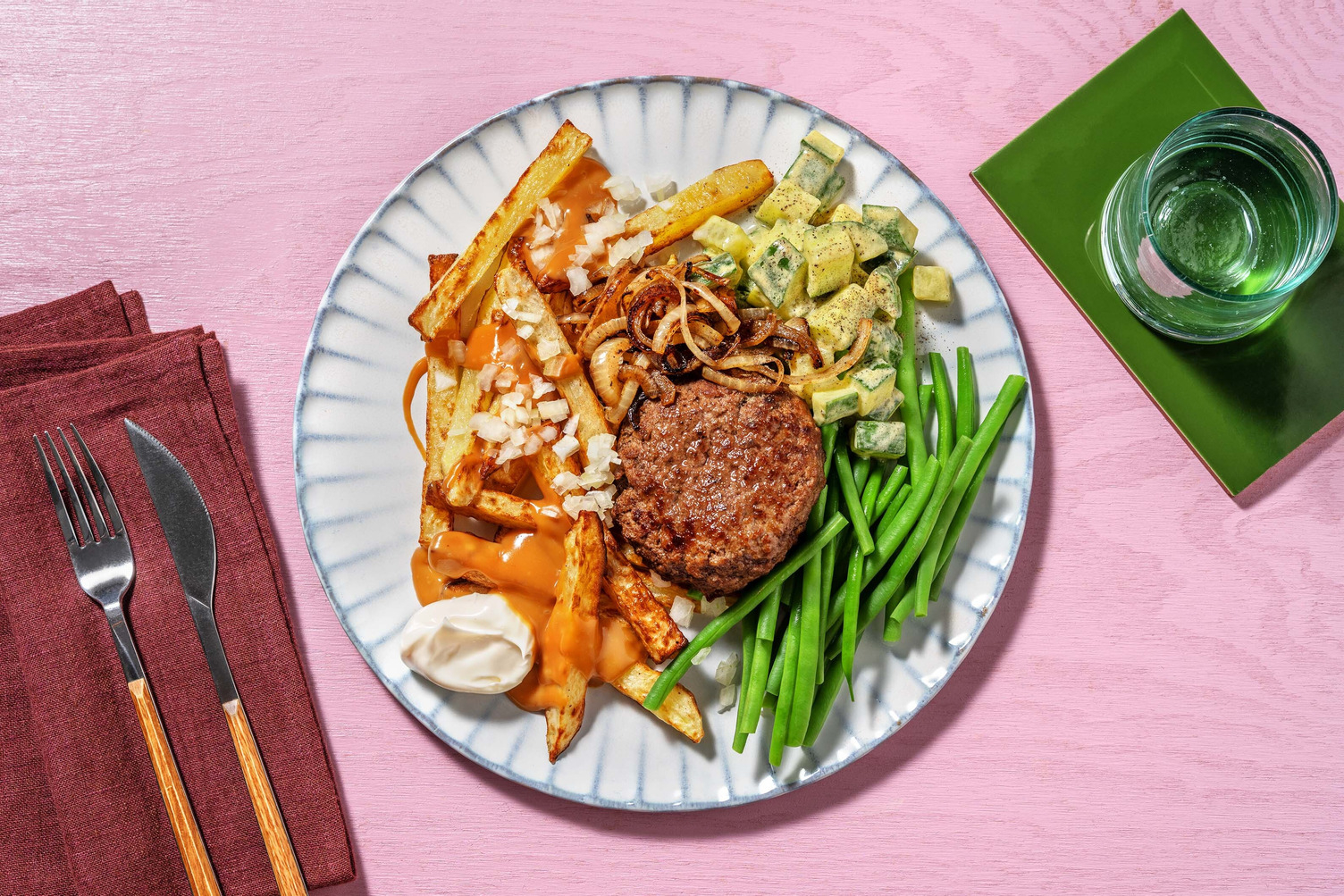 Patatje satésaus met hamburger