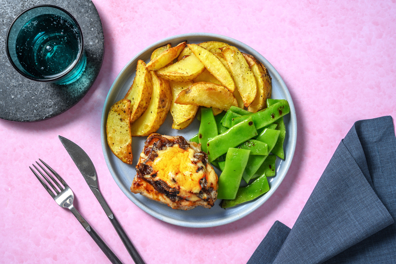 Lomo de cerdo con cebolla caramelizada y queso gratinado