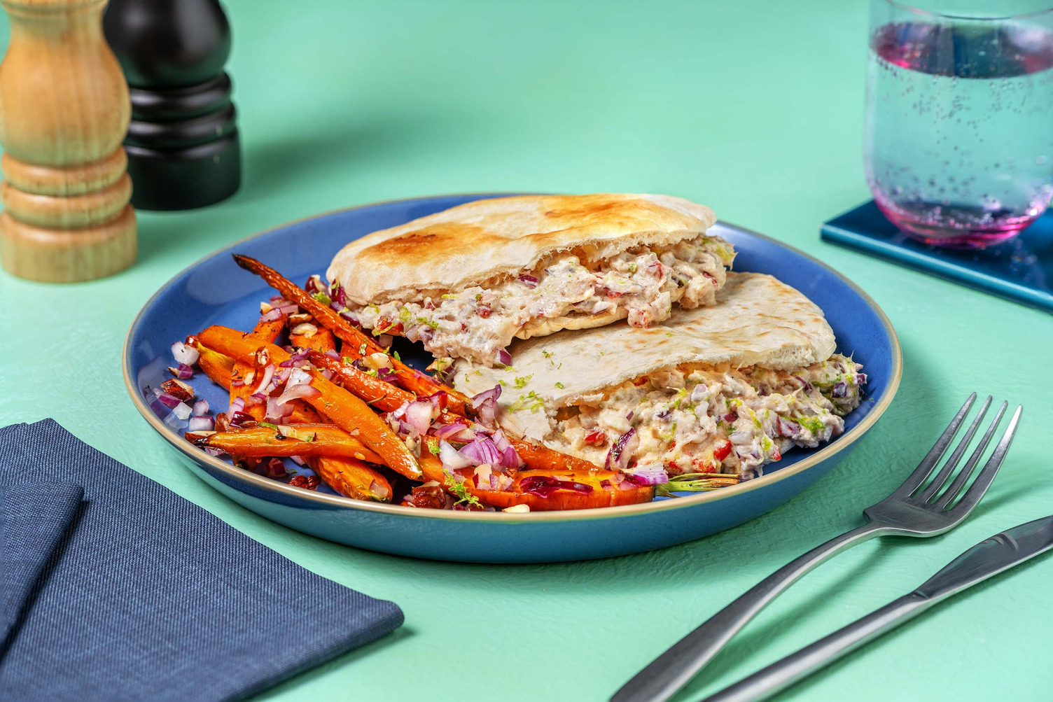 Pain pita garni de salade de thon maison