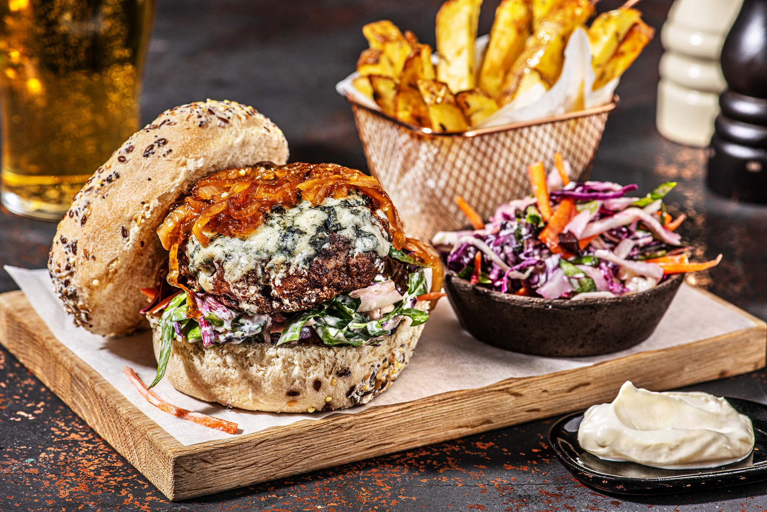 Burger au bleu & frites au romarin