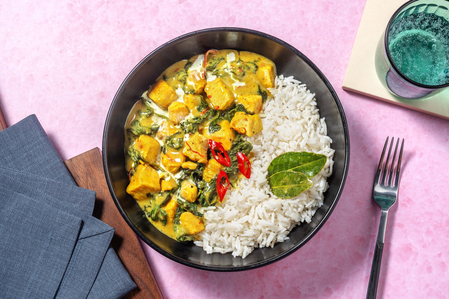 Pollo e spinaci in salsa curry piccante