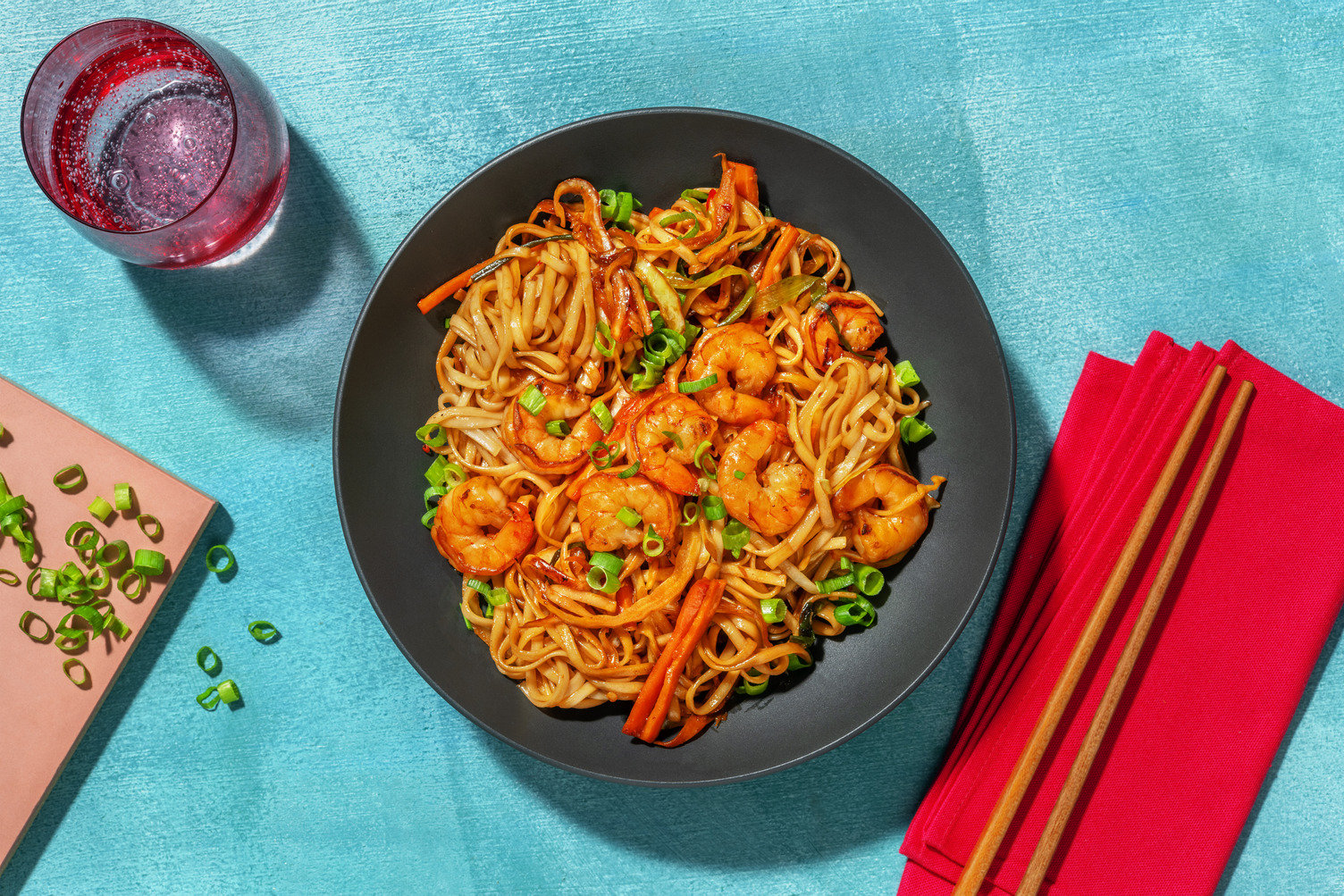 Sesamnoedels met zoet-pikante scampi's