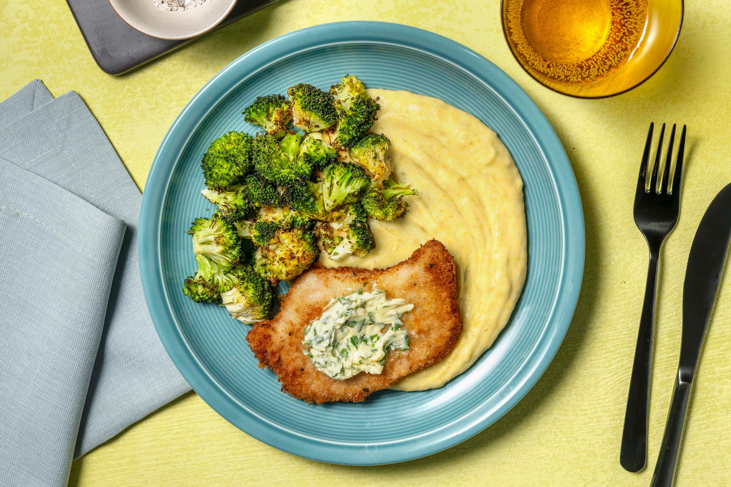 Krispig fläskkotlett och vitlökssmör