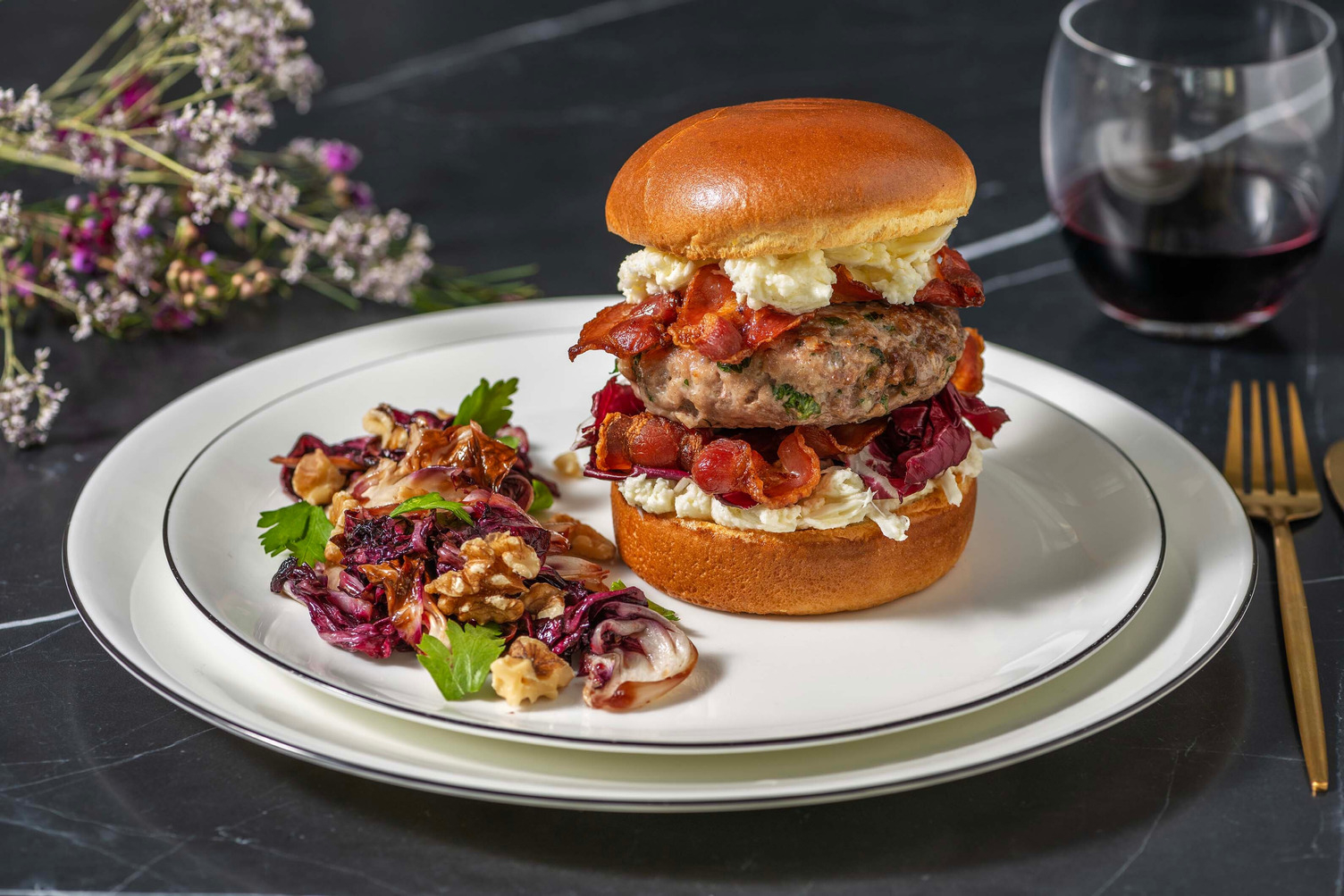 Hamburger extra di carne, bacon e burrata